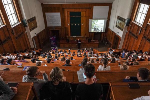 В Совфеде призвали выплачивать стипендии всем студентам, у которых есть дети