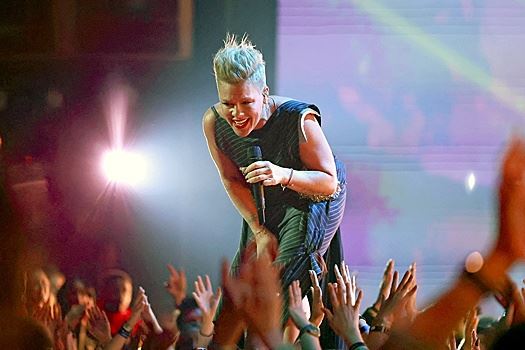 Певица P!nk отменила концерт в Швейцарии из-за болезни