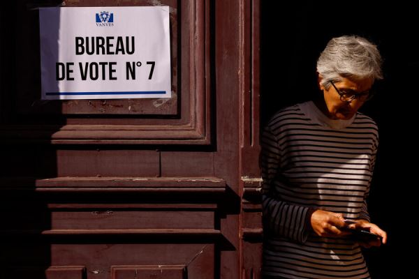 Le Monde: 218 французских политиков покинули избирательную гонку из-за правых